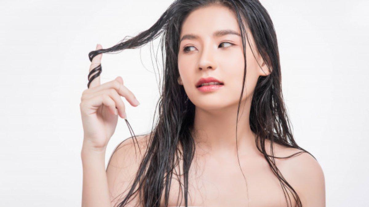 Ilustrasi wanita yang memiliki rambut lepek.