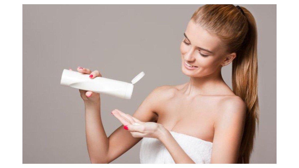 Ilustrasi penggunaan body lotion untuk menjaga kelembapan kulit