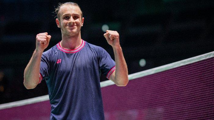 Pebulutangkis Prancis Alex Lanier merayakan kemenangannya atas pemain Jepang Kenta Nishimoto dalam pertandingan perempat final tunggal putra pada hari keempat turnamen bulu tangkis Japan Open di Yokohama Arena di Yokohama, Prefektur Kanagawa, selatan Tokyo pada 23 Agustus 2024.