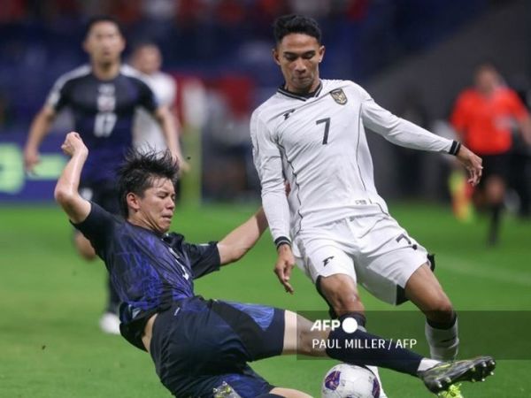 Kota Takai mencegah aksi Marselino Ferdinan dalam duel timnas Jepang vs Indonesia di Osaka (10/6/2025).