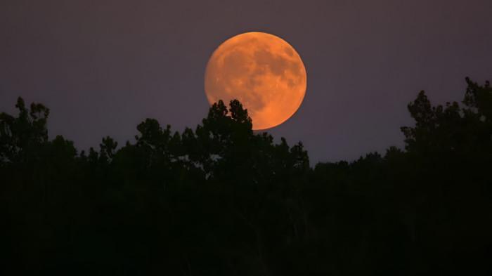 TAMPAK INDAH- Fenomena Pink Moon atau Bulan Merah Muda yang berhasil ditangkap kamera tampak begitu indah dan menawan.