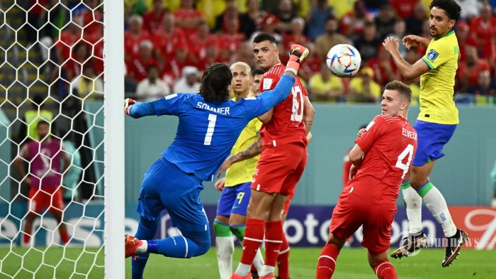Penjaga gawang Swiss Yann Sommer (baju biru) menyelamatkan gawang saat pertandingan sepak bola Grup G Piala Dunia 2022 Qatar antara Brasil dan Swiss di Stadion 974 di Doha. Senin (28 November 2022). (Jewel SAMAD / AFP)