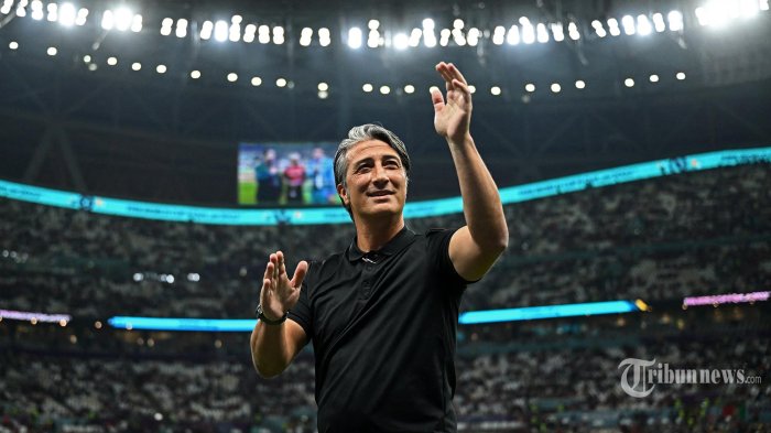 Pelatih Swiss Murat Yakin memberi isyarat kepada penonton menjelang pertandingan sepak bola babak 16 besar Piala Dunia Qatar 2022 antara Portugal dan Swiss di Stadion Lusail di Lusail, utara Doha. Selasa (6 Desember 2022). (Jewel SAMAD / AFP)