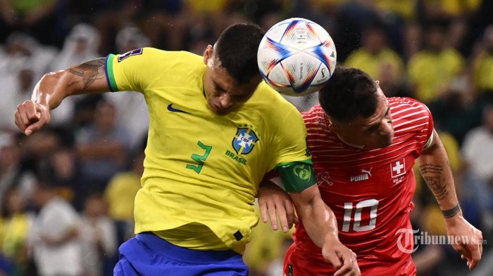 Bek Brasil Thiago Silva (Kiri) dan gelandang Swiss Granit Xhaka melompat untuk merebut bola selama pertandingan sepak bola Grup G Piala Dunia Qatar 2022 antara Brasil dan Swiss di Stadion 974 di Doha. Senin (28 November 2022). (Fabrice COFFRINI / AFP)
