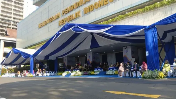 Upacara peringatan Hari Pendidikan Nasional di Kompleks Kementerian Pendidikan, Jakarta, Sabtu (2/5/2026) yang dipimpin Mendiktisaintek Brian Yuliarto.