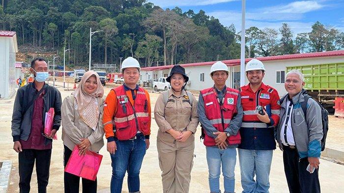 FOTO BERSAMA - Rombongan Dinas Kesehatan Kayong Utara foto bersama di depan Klinik Kawasan Industri Pulau Penebang yang dalam proses verifikasi lapangan dan assessment menuju status klinik pratama.