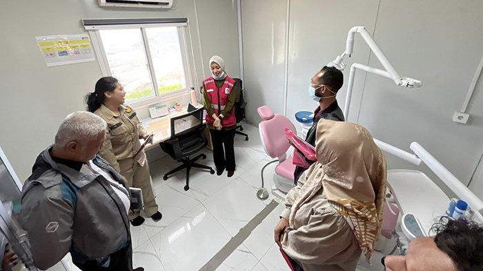 MENGUNJUNGI - Rombongan Dinas Kesehatan Kayong Utara mengunjungi Klinik KIPP untuk verifikasi lapangan, akhir April. PT Dharma Inti Bersama (DIB) menegaskan komitmennya dalam memastikan kesehatan dan kesejahteraan karyawan sebagai prioritas utama di Kawasan Industri Pulau Penebang (KIPP).