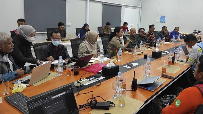 VERIFIKASI - Dinas Kesehatan Kayong Utara melakukan verifikasi lapangan dan assessment terhadap Klinik Kawasan Industri Pulau Penebang, akhir April. Klinik Kawasan Industri Pulau Penebang dalam proses menuju status klinik pratama.