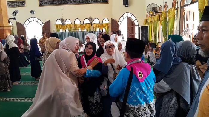 PELEPASAN JEMAAH HAJI - Suasana di dalam Masjid Agung Darussalam, Manggar, saat kegiatan pelepasan 22 jemaah calon haji Kabupaten Belitung Timur, Kamis (30/4/2026). Ratusan keluarga dan kerabat tampak memadati area dalam masjid untuk memberikan pelukan perpisahan dan doa restu sebelum para jemaah bertolak menuju Tanjungpandan dan melanjutkan perjalanan panjang ke tanah suci.