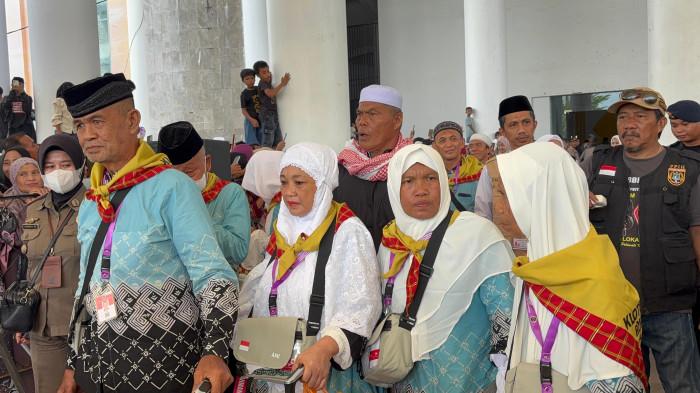 Sebanyak 386 Jemaah Calon Haji (JCH) Kelompok Terbang (Kloter) 11 di Kabupaten Polewali Mandar (Polman), Sulawesi Barat (Sulbar) diberangkatkan ke tanah suci, Senin (27/4/2026) hari ini.