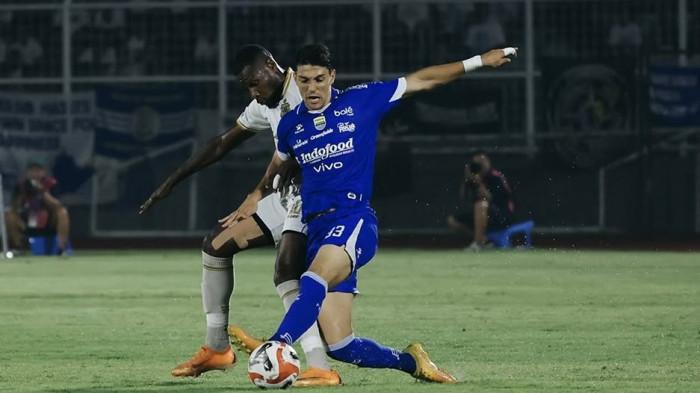 Bek tengah Persib Bandung Federico Barba berusaha melindungi bola dari kawalan pemain Bhayangkara FC Henri Doumbia pada pertandingan pekan ke-30 Super League 2025-2026 di Stadion PKOR Sumpah Pemuda, Lampung, Kamis (30/4/2026).