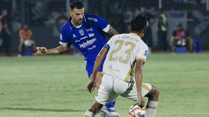 Bek Persib Bandung Patricio Matricardi berusaha melindungi bola dari kawalan pemain Bhayangkara FC pada pertandingan pekan ke-30 Super League 2025-2026 di Stadion PKOR Sumpah Pemuda, Lampung, Kamis (30/4/2026).