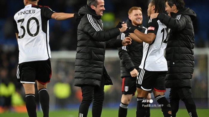 Pelatih Fulham Marco Silva merayakan bersama pemainnya #14 Bobby Decordova-Reid setelah memenangkan adu penalti dalam pertandingan sepak bola perempat final Carabao Cup melawan Everton dan Fulham di Goodison Park, pada 19 Desember , 2023.Paul ELLIS / AFP
