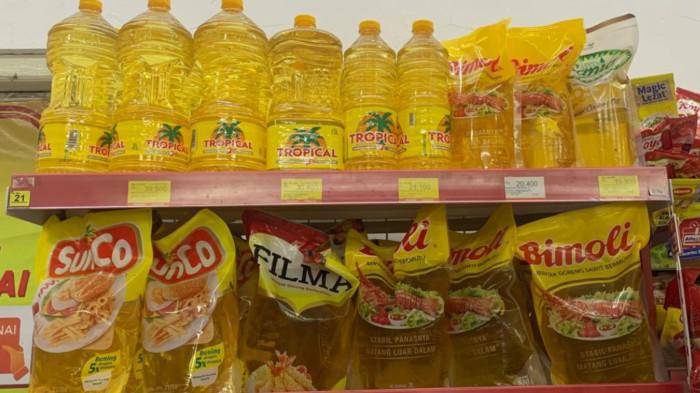 KATALOG PROMO JSM - Deretan merek minyak goreng yang berada di Alfamart, Klodran, Colomadu pada Sabtu (7/2/2026). Berikut produk yang masuk dalam katalog promo JSM Alfamart, Indomaret, dan Superindo hari ini, Sabtu, 2 Mei 2026