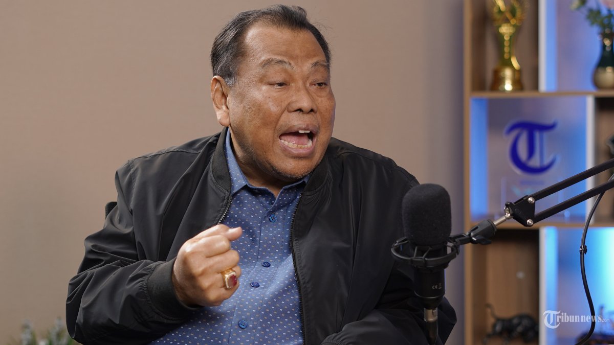 WAWANCARA KHUSUS - Mantan Ketua Mahkamah Konstitusi Arief Hidayat saat diwawancarai secara khusus oleh Direktur Pemberitaan Tribun Network Febby Mahendra Putra di Studio Tribun Network, Jakarta, Jumat (6/3/2026). Arief Hidayat menceritakan pengalamannya yang tak terlupakan selama dirinya menjabat sebagai Ketua MK selama dua periode, di antaranya Putusan Nomor 90 terkait batas usia pencalonan sebagai Presiden dan Wakil Presiden. TRIBUNNEWS/IMANUEL NICOLAS MANAFE