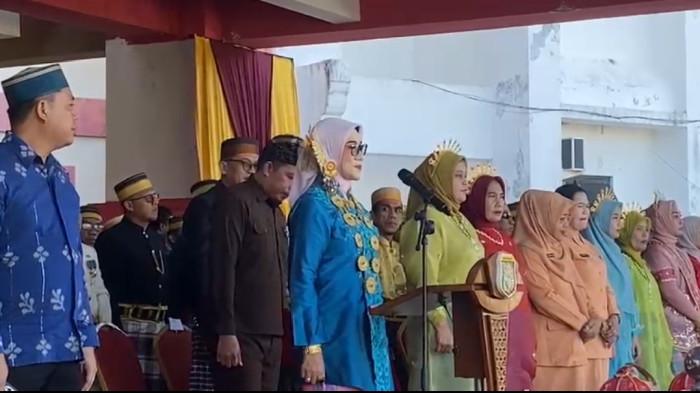 HARI PENDIDIKAN-Wakil Bupati Pasangkayu, Herny Agus saat memimpin upacara peringatan hari pendidikan tahun 2026 di halaman kantor bupati Pasangkayu, Sabtu (2/5/2026).