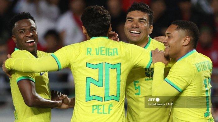 Gelandang Timnas Brasil Casemiro (kedua kanan) merayakan golnya di pertandingan persahabatan melawan Maroko di Stadion Ibn Batouta pada 26 Maret 2023.