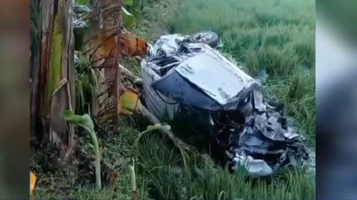 MASUK SAWAH - Mobil Toyota Avanza membawa rombongan pengantar jemaah calon haji masuk ke sawah setelah tertabrak KA Argo Bromo Anggrek di perlintasan tanpa palang pintu di Desa Tuko, Kecamatan Pulokulon, Kabupaten Grobogan, Jawa Tengah, Jumat (1/5/2026) dini hari. Kecelakaan itu mengakibatkan empat orang tewas dan dua terluka.