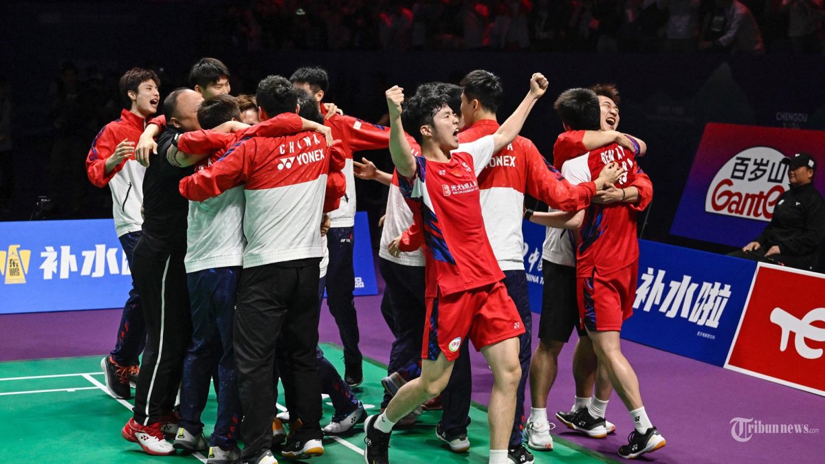 Tim Tiongkok melakukan selebrasi setelah menang melawan Indonesia pada pertandingan final putra akhir turnamen bulu tangkis Piala Thomas dan Uber di Chengdu, di provinsi Sichuan barat daya Tiongkok pada 5 Mei 2024. (WANG Zhao / AFP)