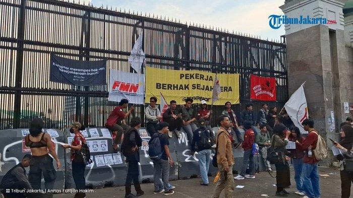Ribuan massa aksi peringatan Hari Buruh Internasional atau May Day mulai memadati kawasan Gedung DPR RI, Senayan, Jakarta Pusat, Jumat (1/5/2026).
