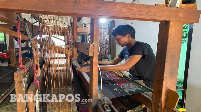 TENUN TAJUNG Seorang perajin menenun kain di Centra Tenun Tajung, dengan alat tenun tradisional, setiap helai kain dikerjakan teliti, menjaga warisan Melayu yang kini menembus pasar nasional hingga internasional, Jumat (17/4/2026) lalu.