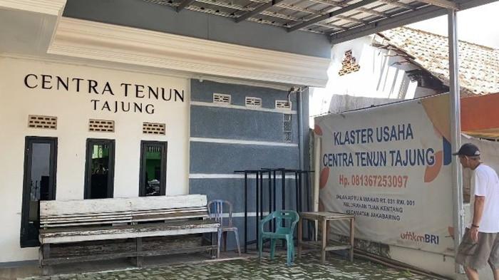 CENTRA TENUN TAJUNG -- Tampak depan Centra Tenun Tajung, di Lorong Guba, Jalan Aiptu A Wahab, Kecamatan Jakabaring, Kota Palembang, Sumatera Selatan.