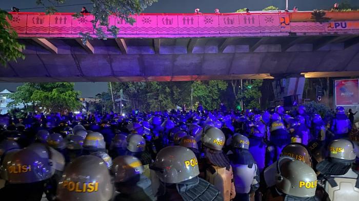 KERUSUHAN - Polisi berjaga di Simpang Tamansari-Cikapayang saat terjadi aksi kerusuhan di Kota Bandung, Jumat (1/5/2026).