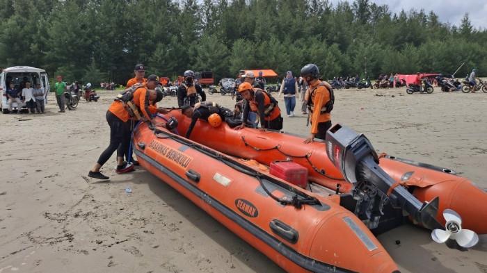 REMAJA TENGGELAM - Petugas gabungan saat akan melakukan pencarian menggunakan perahu, Sabtu (2/5/2026). Memasuki hari kedua pencarian, remaja yang tenggelam di Pantai Desa Harapan, Kecamatan Pondok Kelapa, Kabupaten Bengkulu Tengah, belum juga ditemukan.