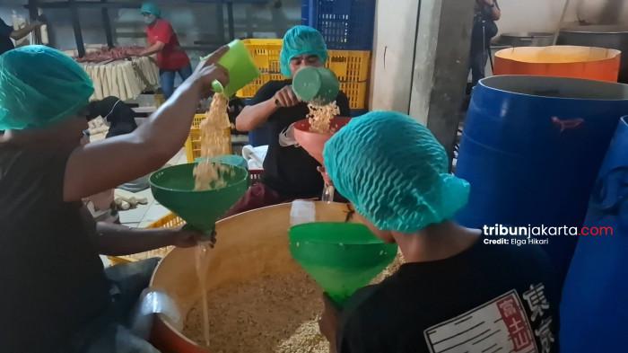 PRODUSEN TEMPE - Para pekerja tengah melakukan produksi tempe di salah satu rumah di Komplek Kopti, Semanan, Kalideres, Jakarta Barat, Sabtu (2/5/2026). TRIBUNJAKARTA.COM/ELGA PUTRA