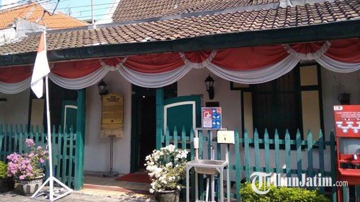 Rumah kelahiran Soekarno, Presiden pertama RI di Kampung Peneleh, tidak jauh dari rumah itu juga ada rumah bersejarah lainnya yakni rumah HOS Tjokroaminoto tempat kos Soekarno.