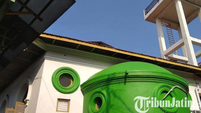 Bagian depan dan ruangan utama Masjid Jami Peneleh Surabaya, sejarah perkembangan Islam dan Surabaya juga ada di tempat ini