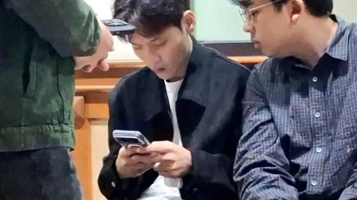 SIDANG CERAI JULE - Potret Na Daehoon di Pengadilan Agama Jakarta Selatan saat menggelar sidang cerai Na Daehoon dan Juliani Prastiwi alias Jule, Selasa (18/11/2025).  Komentar keluarga Jule soal komunikasinya dengan sang selebgram.