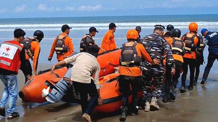 REMAJA TENGGELAM - Tim SAR gabungan saat menurunkan LCR (perahu karet) ke area pantai Desa Harapan untuk mencari remaja yang tenggelam, Sabtu (2/5/2026) siang. Operasi pencarian remaja yang tenggelam di Pantai Desa Harapan, Kecamatan Pondok Kelapa, Kabupaten Bengkulu Tengah terus diperluas.