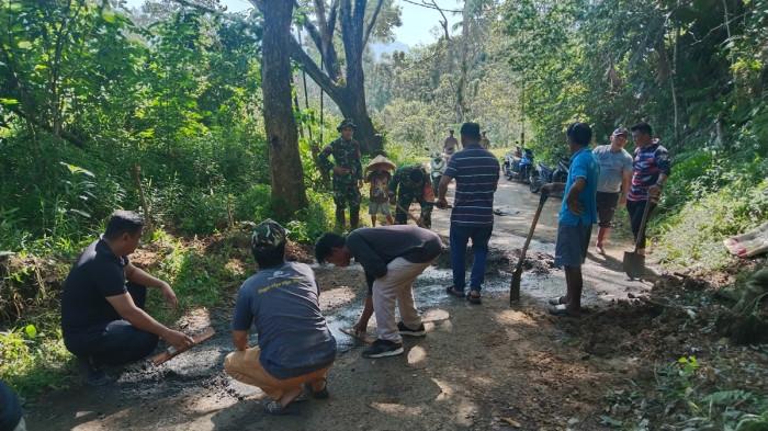 kerja bakti mengecor jalan penghubung desa wori