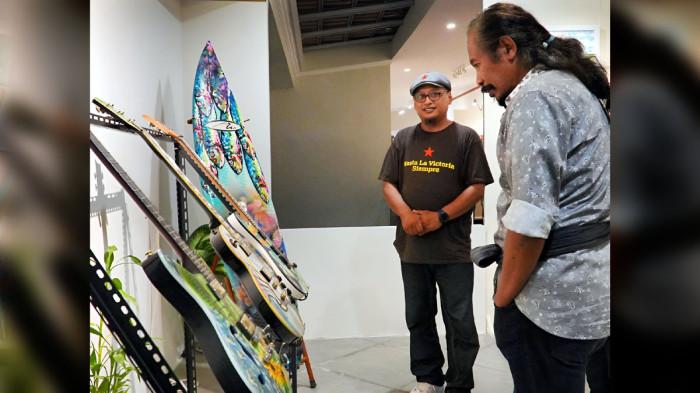 SENIMAN LUKIS GITAR - Bung Tiok saat ikut pameran lukis gitar di Yogyakarta.