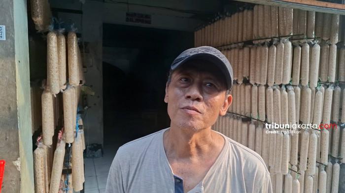 PENGRAJIN TEMPE - Puluhan tahun menekuni usaha produksi tempe, Kasnoto (61) mengaku baru kali ini alami kenaikan harga plastik yang cukup drastis. TRIBUNJAKARTA.COM/ELGA PUTRA