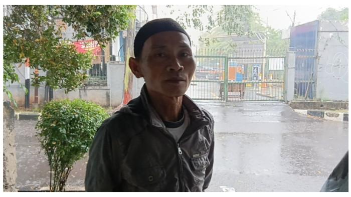 TABRAK LARI - Saksi mata, Budi Santoso (52) saat menceritakan kronologi kejadian tabrak lari dialami Lansia pedagang buah di Jalan Laksamana Malhayati, Duren Sawit, Jakarta Timur, Sabtu (2/5/2026). TRIBUNJAKARTA.COM/BIMA PUTRA