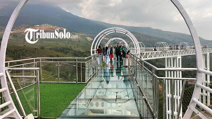 Suasana Objek Wisata Jembatan Kaca Kemuning, di Desa Kemuning, Kecamatan Ngargoyoso, Kabupaten Karanganyar ,Minggu (29/10/2023).