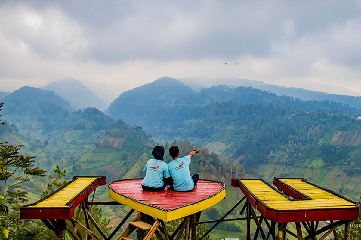 Spot foto romantis di Bukit Hope Karanganyar.