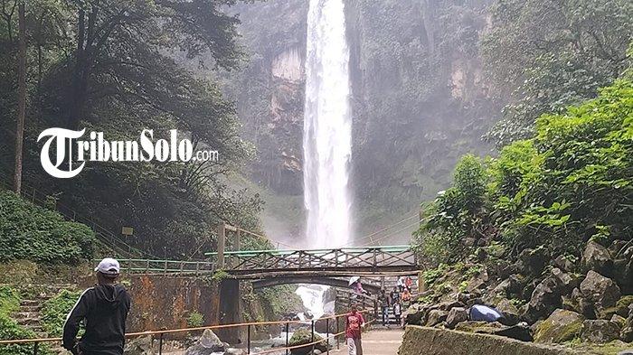 Suasana objek wisata Grojogan Sewu,di Kecamatan Tawangmangu, Kabupaten Karanganyar, Minggu (25/2/2023).