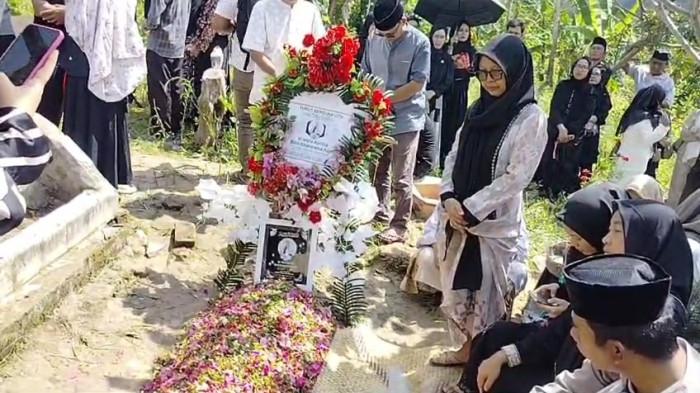 PEMAKAMAN -- Pelayat mengiringi prosesi pemakaman dr Myta Aprilia Azmy di TPU Simpang Pendagan, Muaradua, OKU Selatan, Sabtu (2/5/2026). Suasana duka menyelimuti keluarga dan kerabat yang memanjatkan doa di pusara almarhumah.