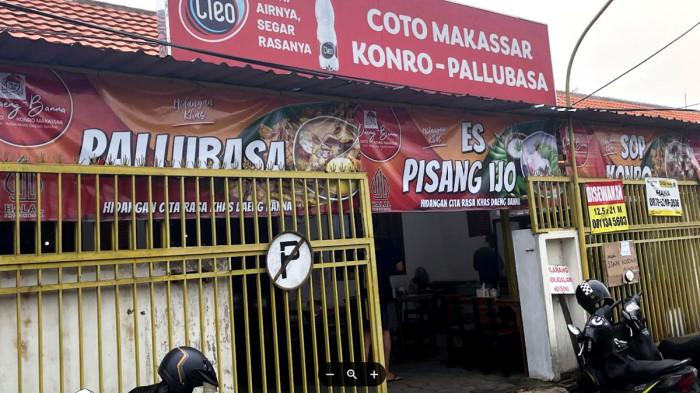KULINER MAKASSAR — Daeng Banna hadir di sekitar Masjid Nasional Al Akbar Surabaya. Berada di Jalan Gayungsari Barat, Kecamatan Gayungan, atau seberang Puskesmas Gayungan, rumah makan ini menghadirkan masakan khas Makassar dengan bumbu rempah yang kuat dan berkarakter.