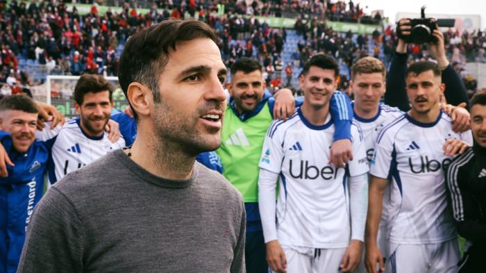 UNGGULI SANG GURU - Pelatih Como 1907, Cesc Fabregas memberikan instruksi kepada anak asuhnya pada pertandingan Liga Italia Serie A musim 2025/2026. Allenatore asal Spanyol ini punya 4 faktor yang membuatnya lebih unggul ketimbang sang guru, Antonio Conte, jelang Como vs Napoli di Liga Italia, Sabtu (2/5/2026).