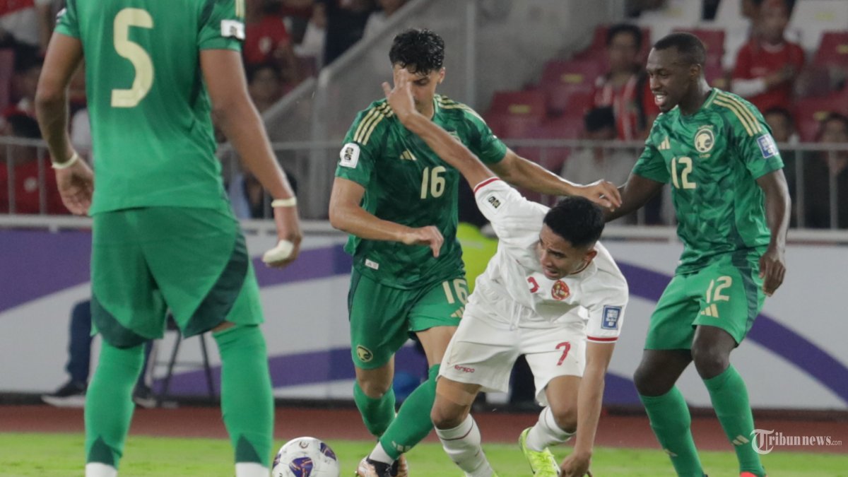 Pesepak bola Timnas Indonesia Marselino Ferdinan berebut bola dengan pesepak bola Timnas Arab Saudi dalam laga Grup C Babak Ketiga Kualifikasi Piala Dunia 2026 di Stadion Utama Gelora Bung Karno, Senayan, Jakarta, Selasa (19/11/2024). Dalam pertandingan tersebut Timnas Indonesia mengalahkan Timnas Arab Saudi dengan skor 2-0. TRIBUNNEWS/IRWAN RISMAWAN
