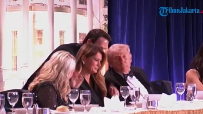 PENEMBAKAN - Tangkap layar video detik-detik sebelum terjadi penembakan di acara jamuan makan Gedung Putih. Tampak Donald Trump juga hadir di acara tersebut.