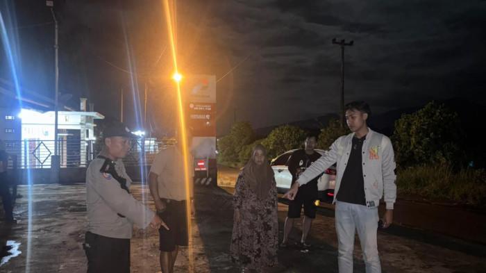JAMBRET - Korban bersama Polsek Sindang Kelingi saat mendatangi lokasi penjambretan di Jalan Lintas Curup-Lubuklinggau. Guru asal Musi Rawas jadi korban jambret saat hendak menjenguk anaknya yang jaksa.