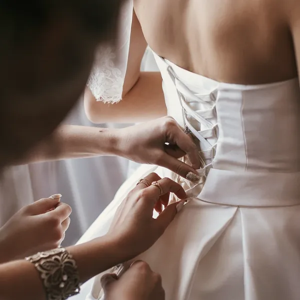 लग्न ड्रेस अप lacing bridesmaids
