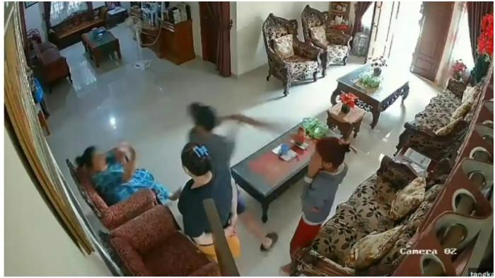 PERAMPOKAN SADIS DI PEKANBARU - Rekaman CCTV yang menampilkan adegan pelaku menghajar korban hingga tewas menggunakan sepotong kayu.