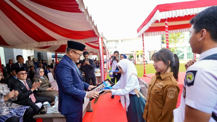 HARDIKNAS - Gubernur Sulawesi Barat, Suhardi Duka, saat memimpin upacara peringatan Hari Pendidikan Nasional (Hardiknas) tingkat Provinsi Sulbar, Sabtu (2/5/2026).