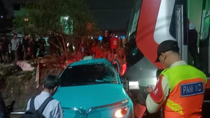 TAKSI HIJAU TERTABRAK – Taksi Green SM tertabrak kereta Commuter Line di area perlintasan dekat Stasiun Bekasi Timur, Senin (26/4/2026).